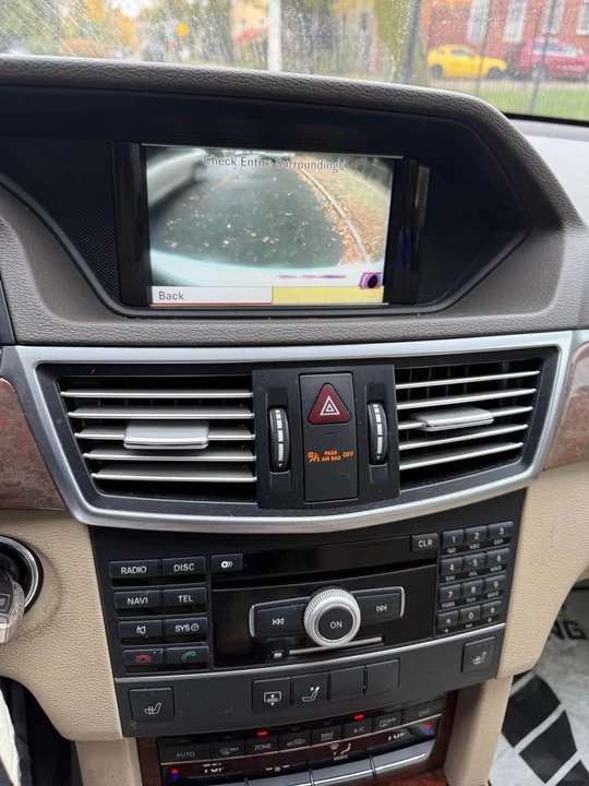 2011 Mercedes-Benz W212 E-Class - Image 10 of 20