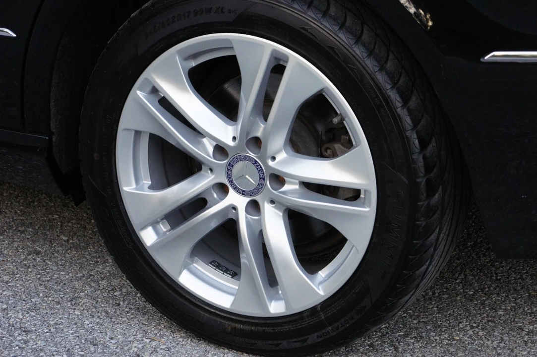 2011 Mercedes-Benz W212 E-Class - Image 11 of 20
