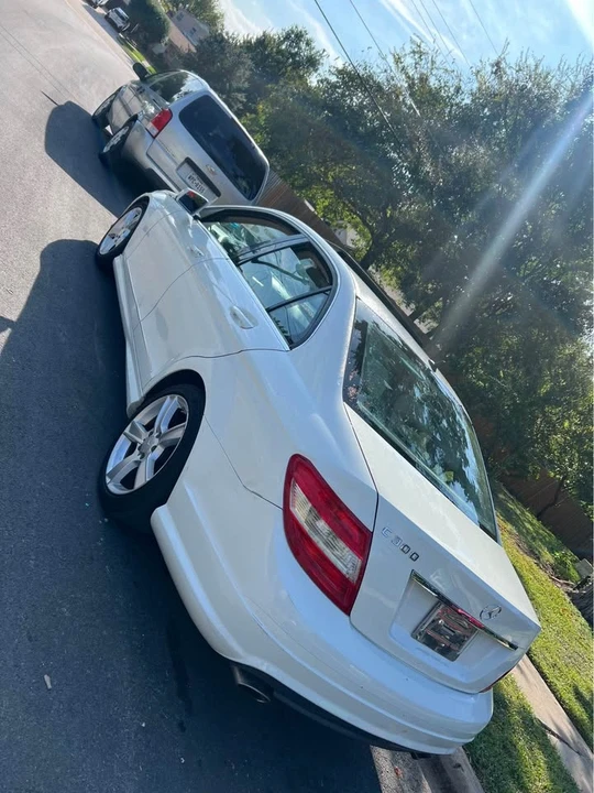 2011 Mercedes-Benz W204 C-Class - Image 2 of 4