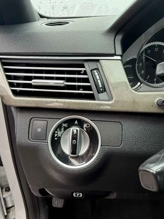 2011 Mercedes-Benz W212 E-Class - Image 11 of 18