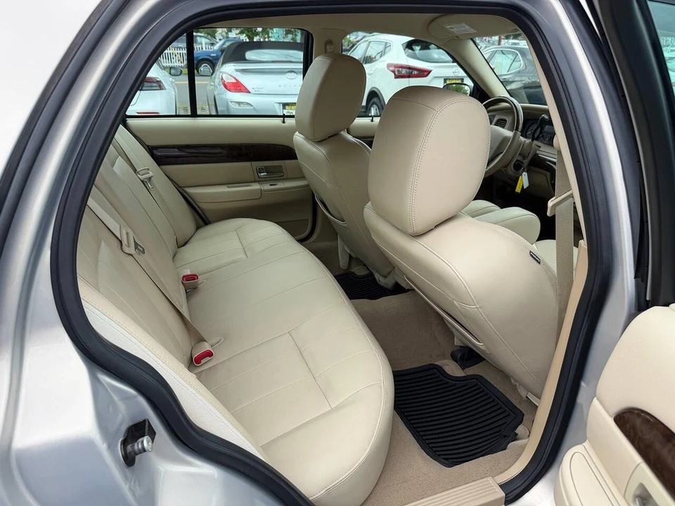 2011 Mercury Grand Marquis - Image 17 of 24