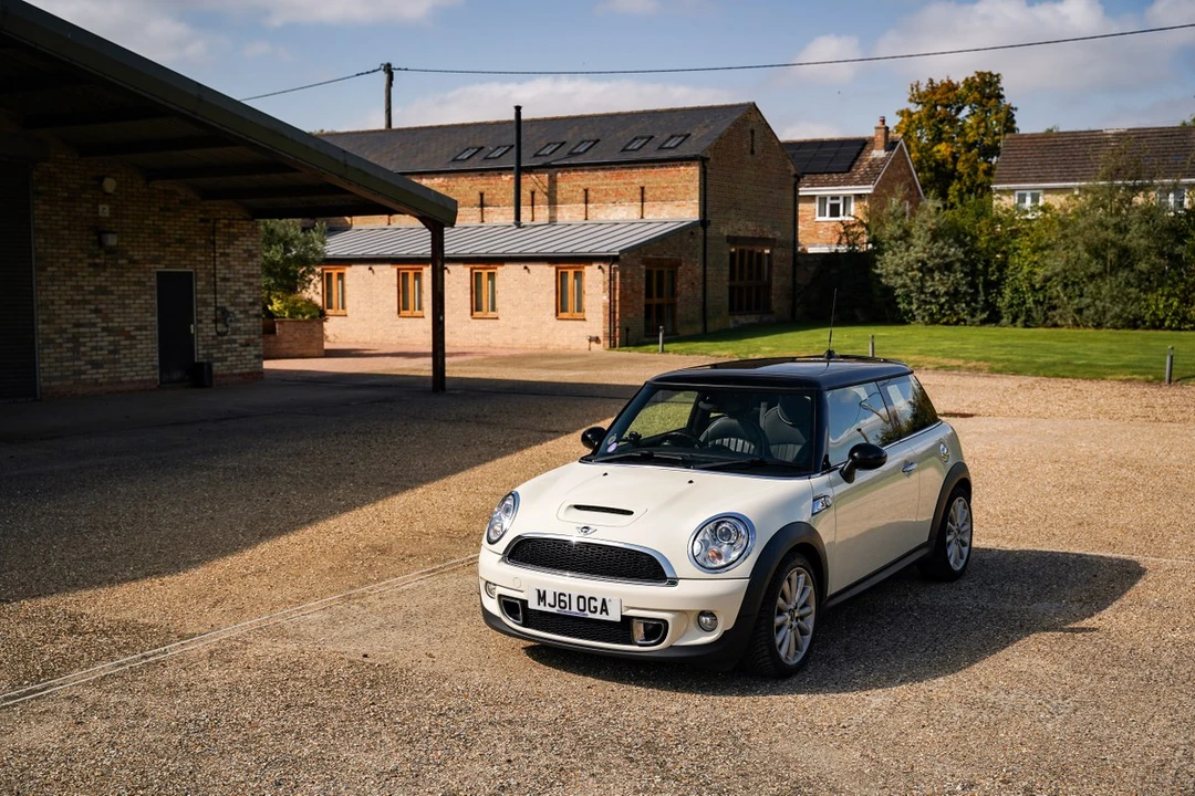 2011 Mini Mini 2nd Gen - Image 2 of 30