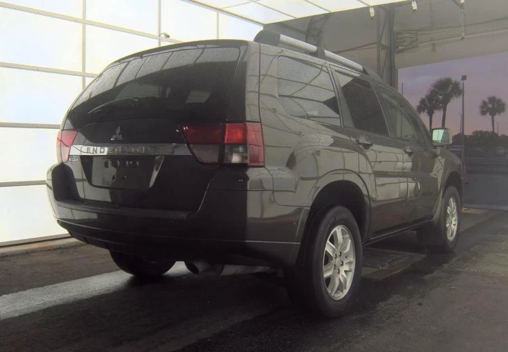 2011 Mitsubishi Endeavor - Image 5 of 15