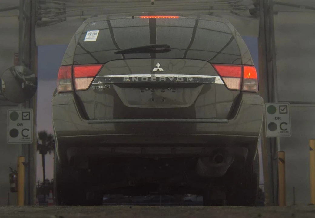2011 Mitsubishi Endeavor - Image 7 of 15