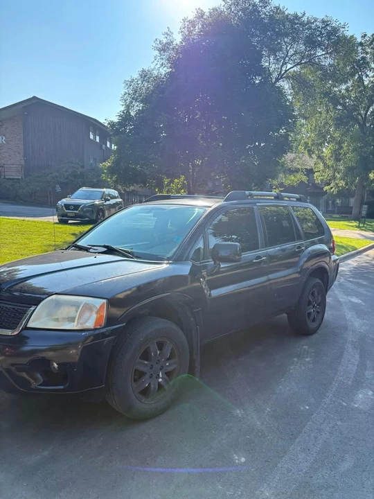 2011 Mitsubishi Endeavor - Image 3 of 4