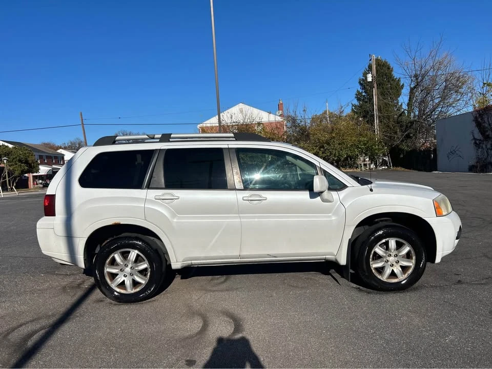 2011 Mitsubishi Endeavor - Image 4 of 11