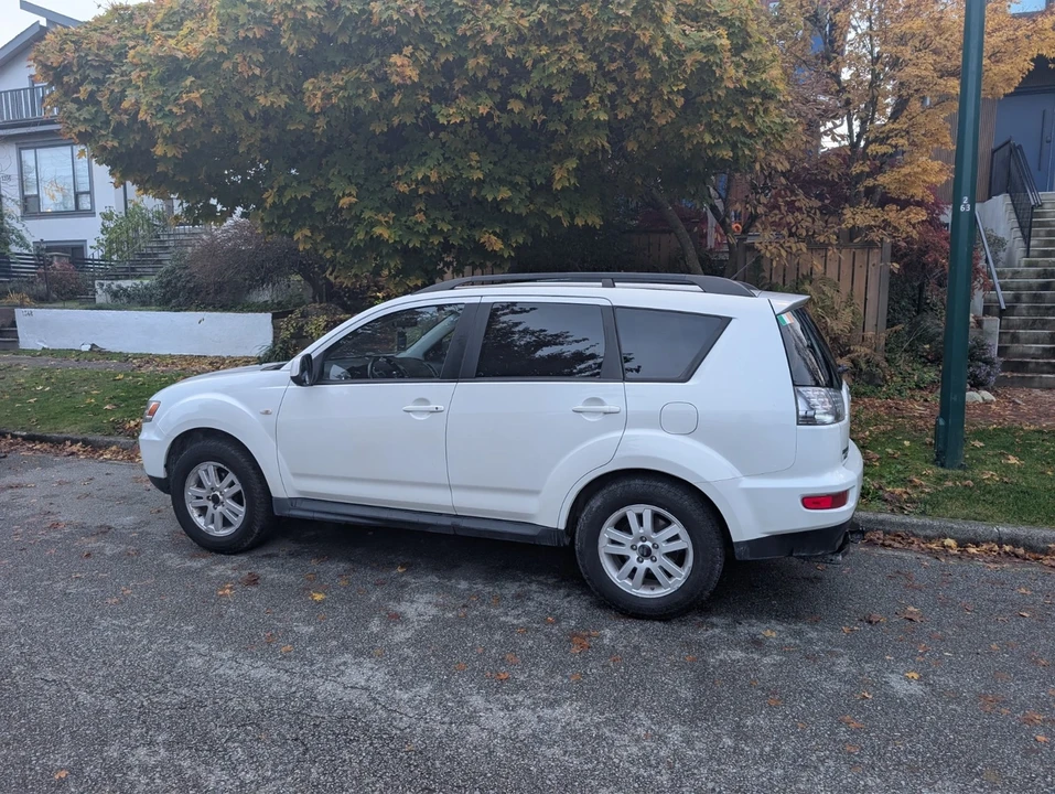 2011 Mitsubishi Outlander - Image 4 of 13