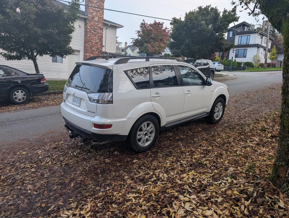 2011 Mitsubishi Outlander - Image 6 of 13