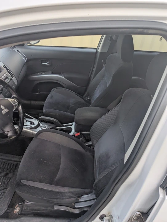 2011 Mitsubishi Outlander - Image 10 of 13