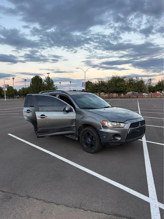 2011 Mitsubishi Outlander - Image 2 of 16