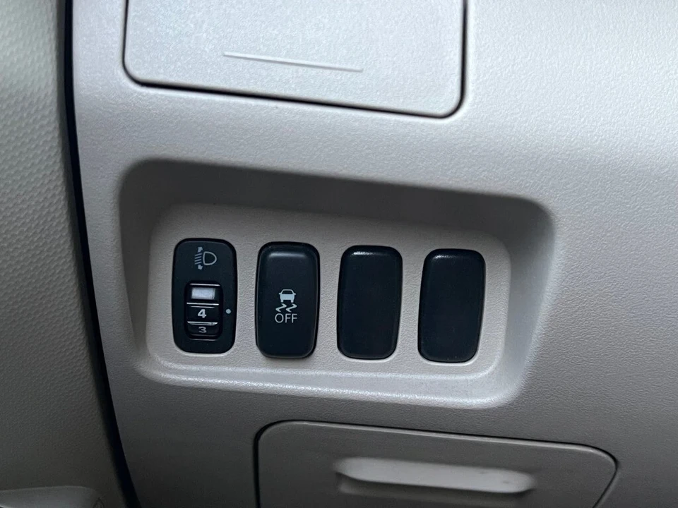2011 Mitsubishi Outlander - Image 12 of 21