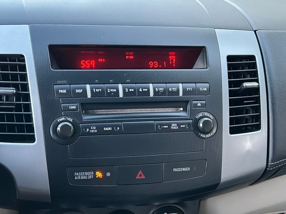 2011 Mitsubishi Outlander - Image 13 of 21