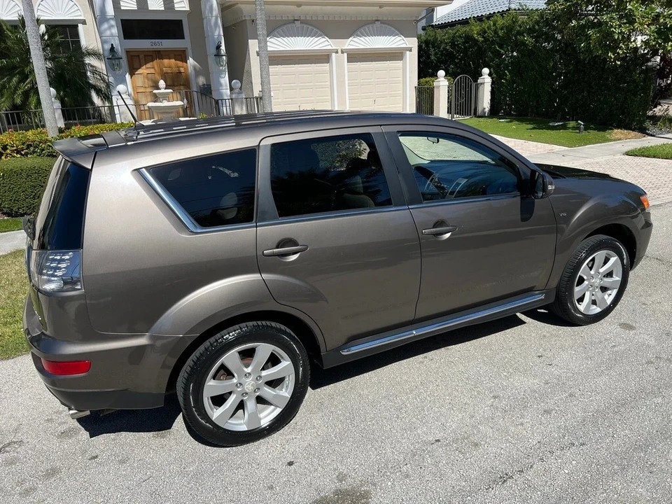 2011 Mitsubishi Outlander - Image 3 of 21