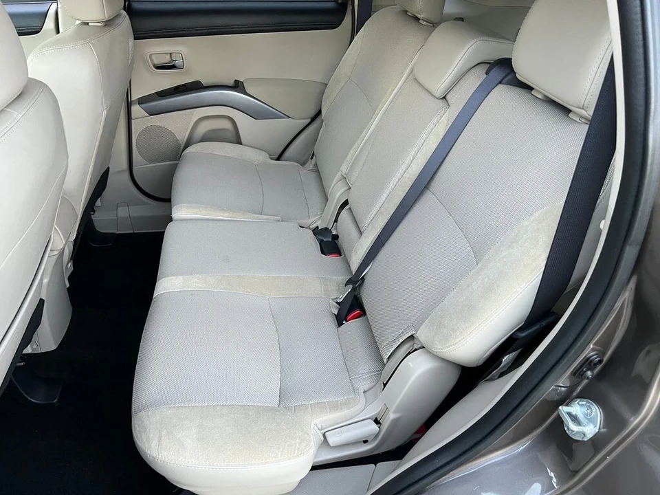 2011 Mitsubishi Outlander - Image 16 of 21