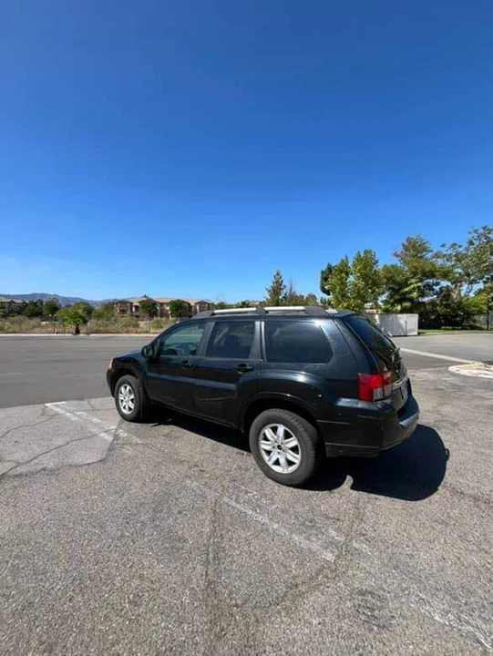 2011 Mitsubishi Endeavor - Image 5 of 9