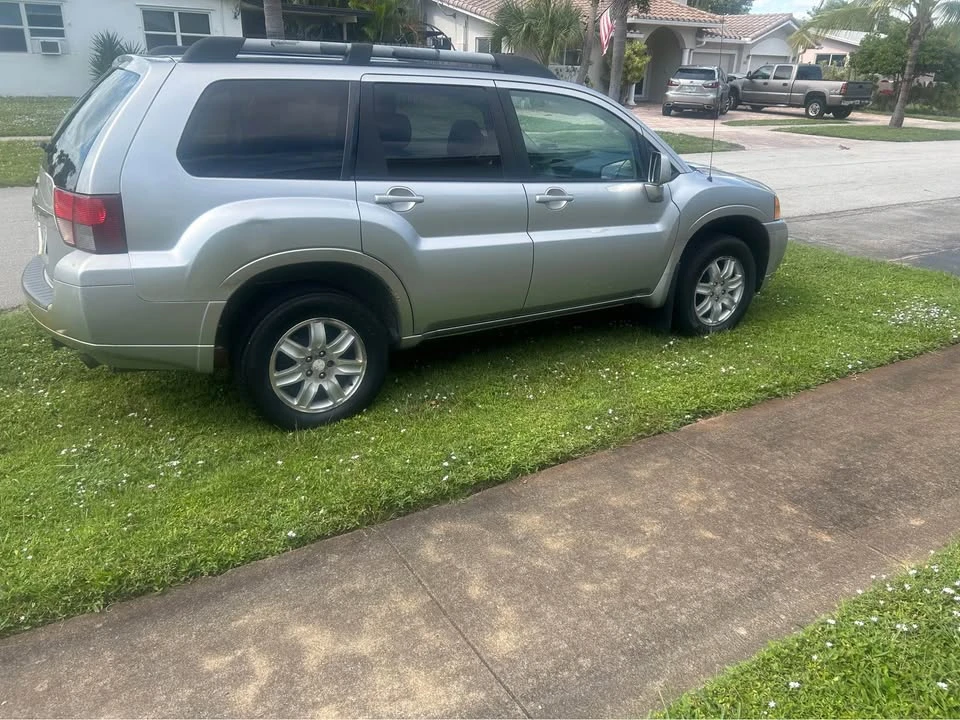 2011 Mitsubishi Endeavor - Image 4 of 7