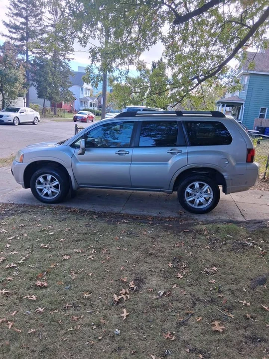 2011 Mitsubishi Endeavor - Image 5 of 9
