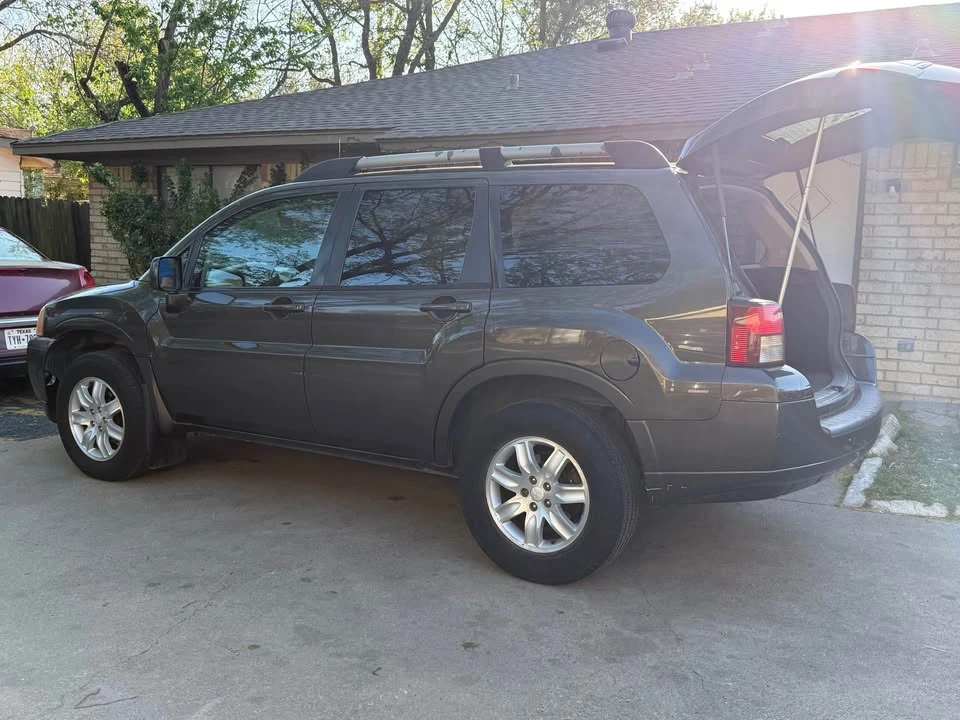 2011 Mitsubishi Endeavor - Image 4 of 14