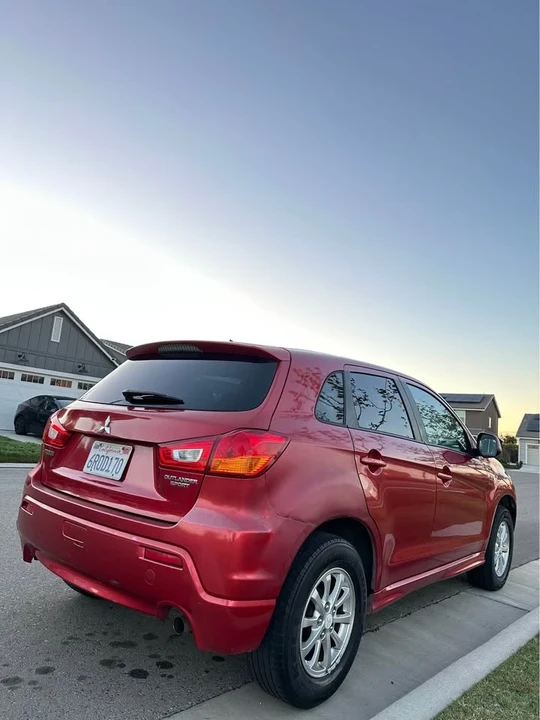 2011 Mitsubishi Outlander - Image 3 of 12
