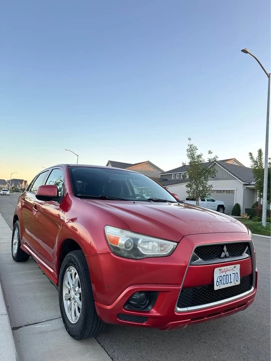 2011 Mitsubishi Outlander - Image 2 of 12