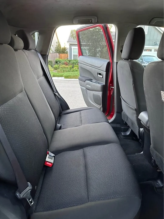 2011 Mitsubishi Outlander - Image 10 of 12
