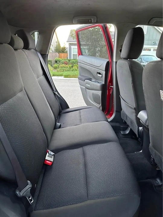 2011 Mitsubishi Outlander - Image 10 of 12