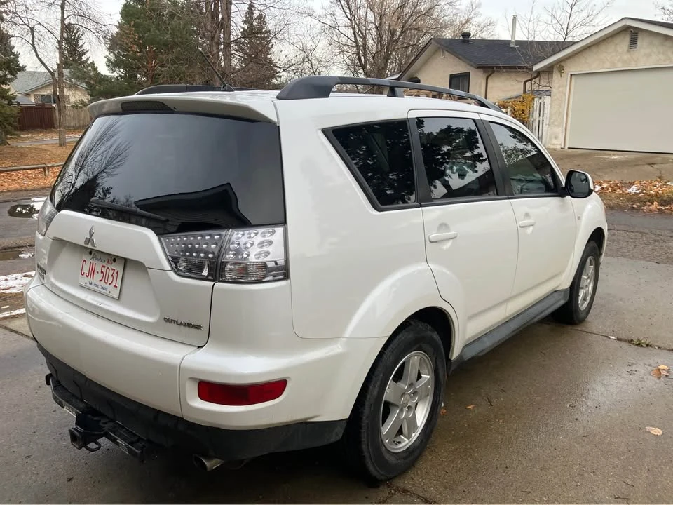 2011 Mitsubishi Outlander - Image 7 of 9