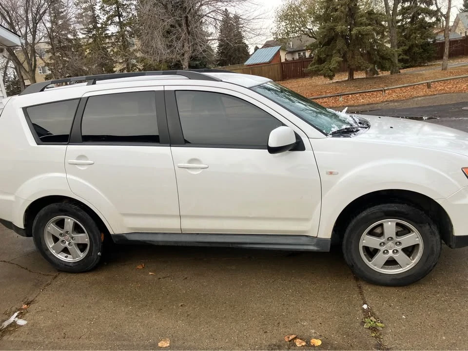 2011 Mitsubishi Outlander - Image 4 of 9