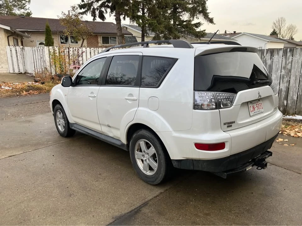 2011 Mitsubishi Outlander - Image 6 of 9