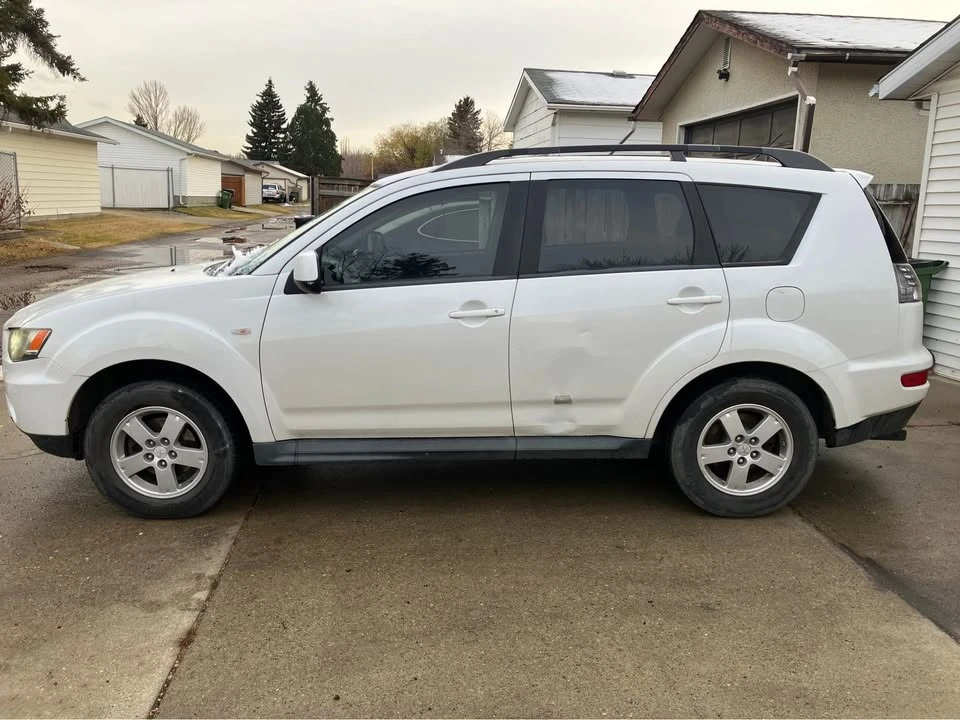 2011 Mitsubishi Outlander - Image 2 of 9