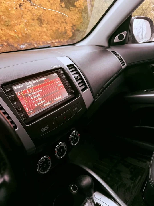 2011 Mitsubishi Outlander - Image 5 of 11