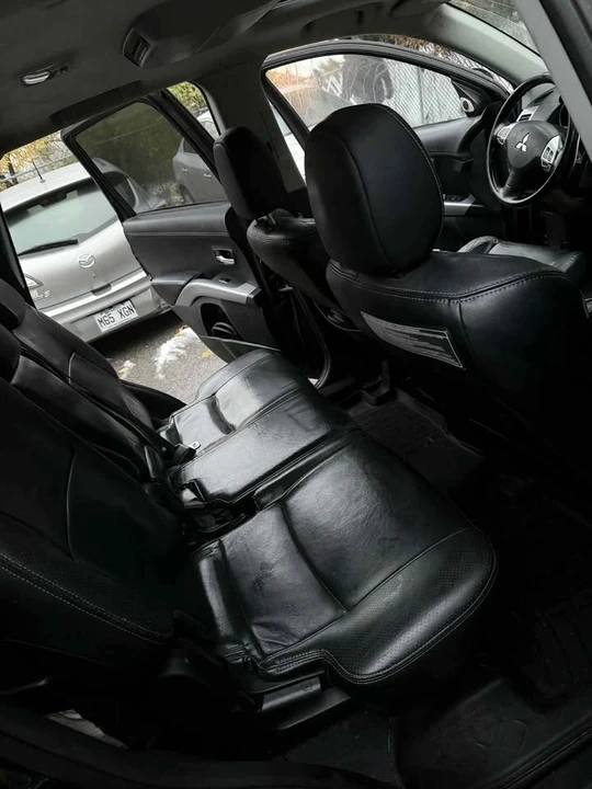2011 Mitsubishi Outlander - Image 6 of 11