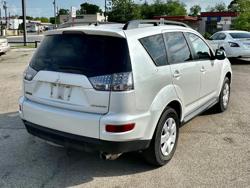 2011 Mitsubishi Outlander - Image 4 of 8
