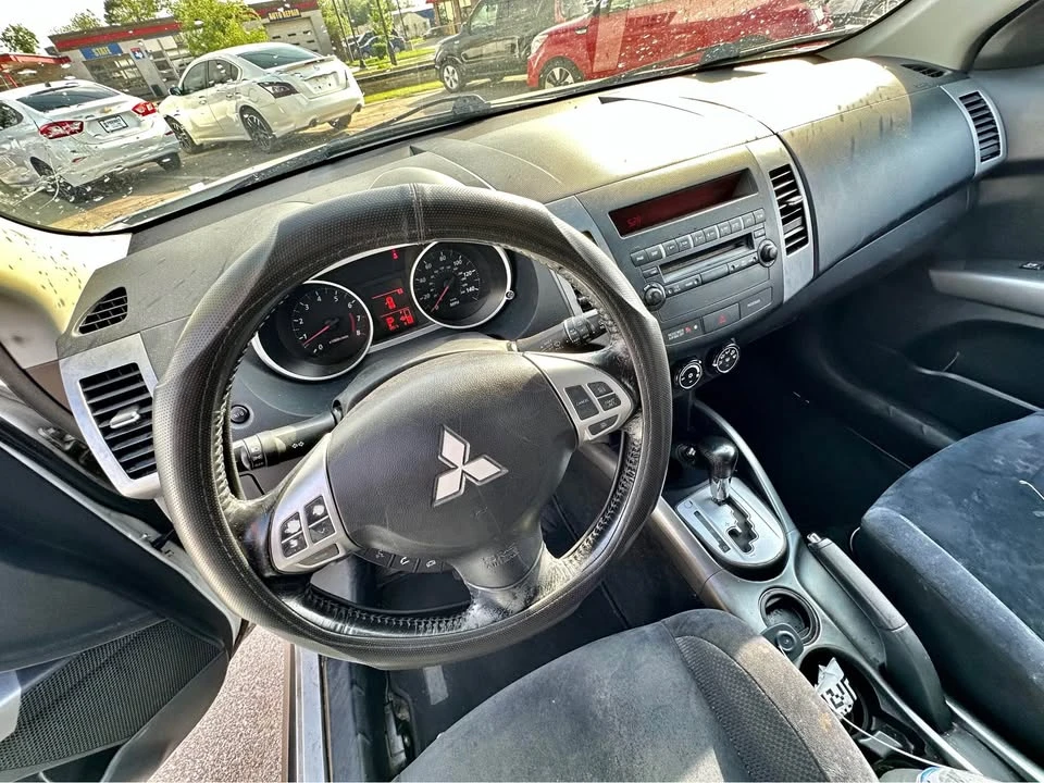 2011 Mitsubishi Outlander - Image 7 of 8