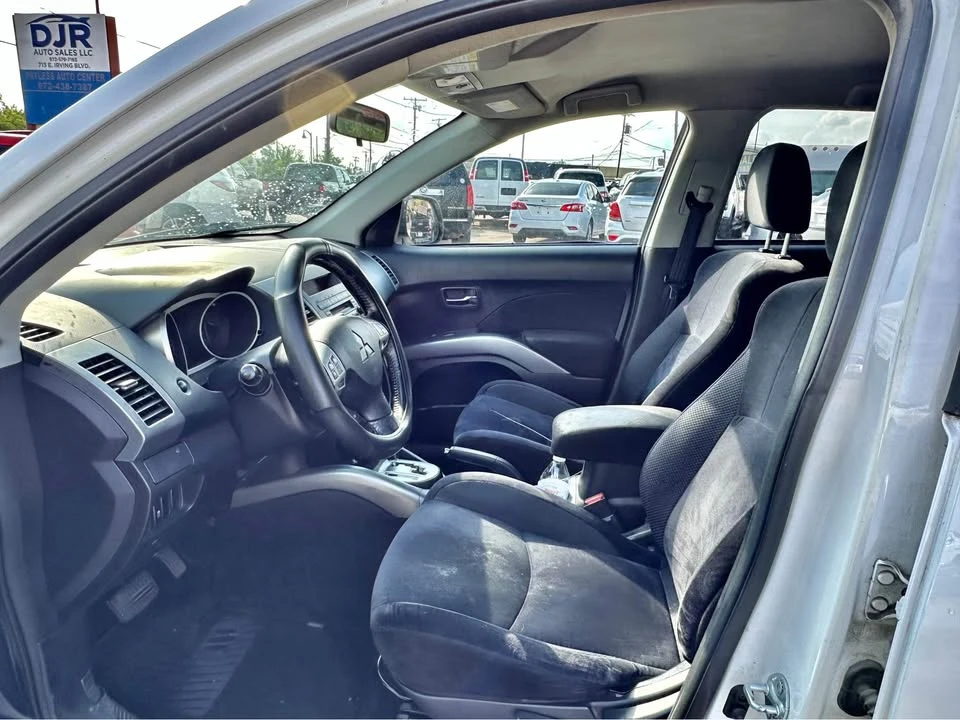 2011 Mitsubishi Outlander - Image 6 of 8
