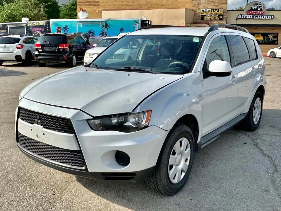 2011 Mitsubishi Outlander - Image 2 of 8