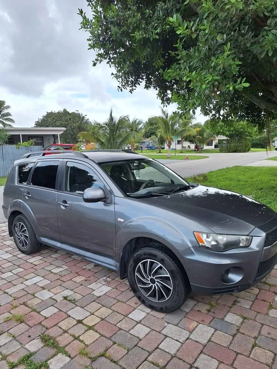 2011 Mitsubishi Outlander - Image 2 of 9