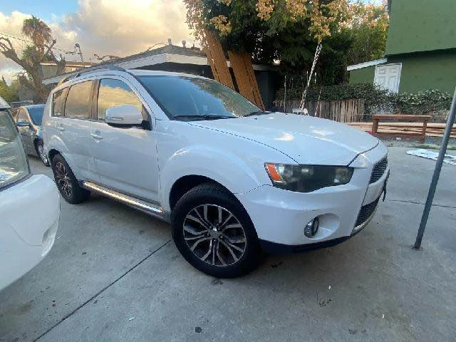 2011 Mitsubishi Outlander - Image 2 of 5