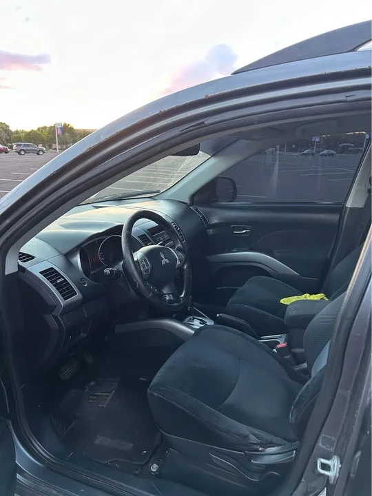 2011 Mitsubishi Outlander - Image 15 of 17