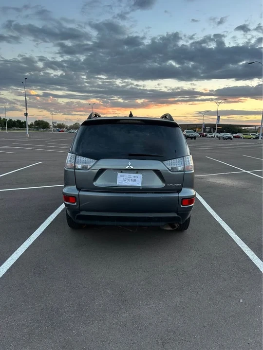 2011 Mitsubishi Outlander - Image 10 of 17