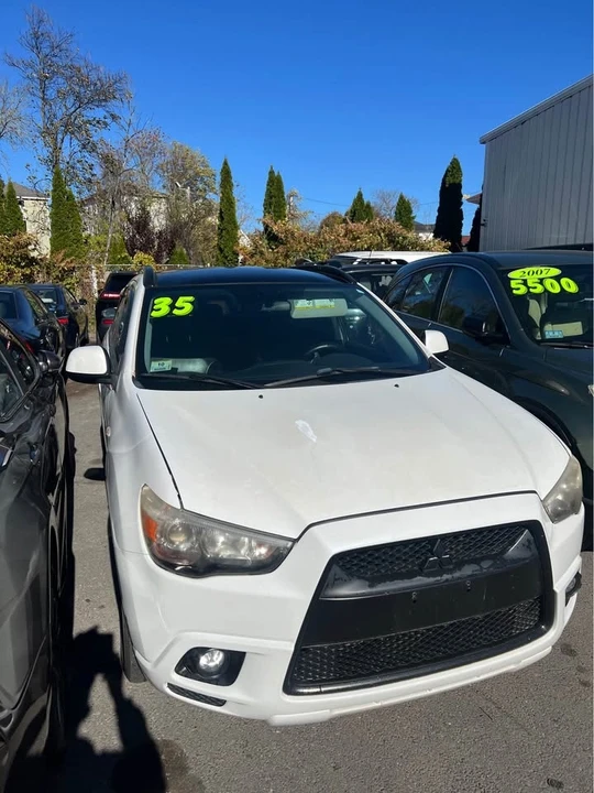 2011 Mitsubishi Outlander - Image 2 of 11