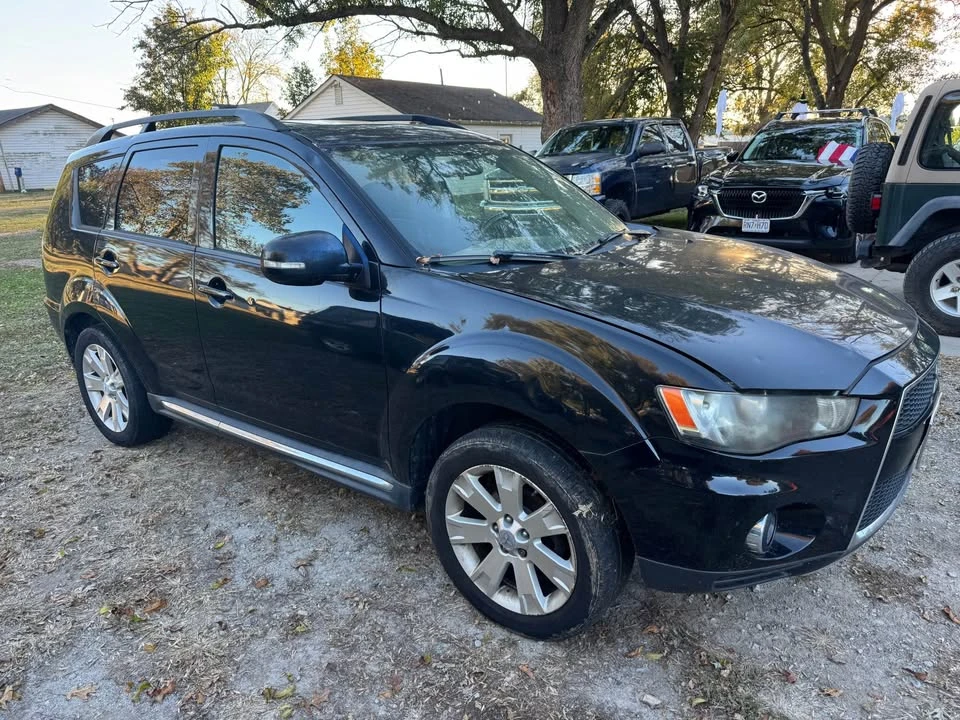 2011 Mitsubishi Outlander - Image 2 of 8