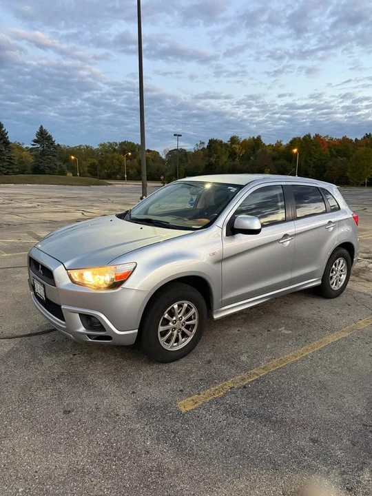 2011 Mitsubishi Outlander - Image 2 of 9