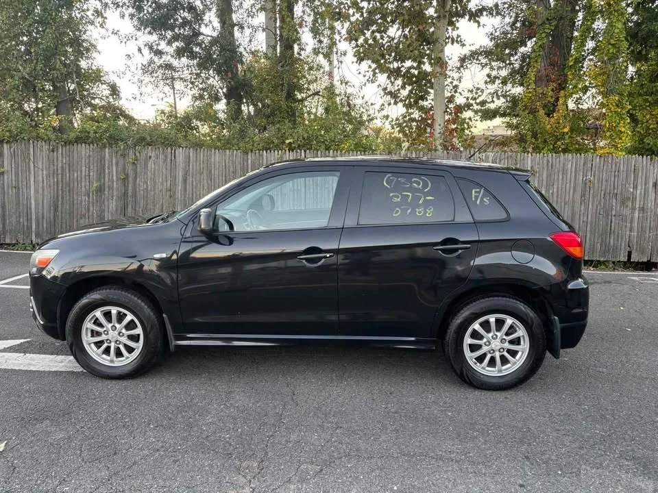 2011 Mitsubishi Outlander - Image 3 of 11