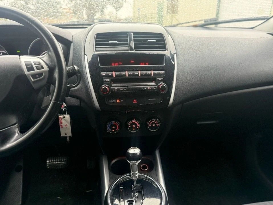 2011 Mitsubishi Outlander - Image 14 of 18