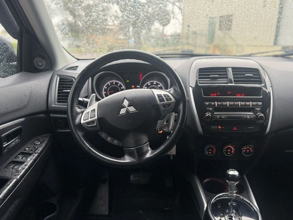 2011 Mitsubishi Outlander - Image 13 of 18