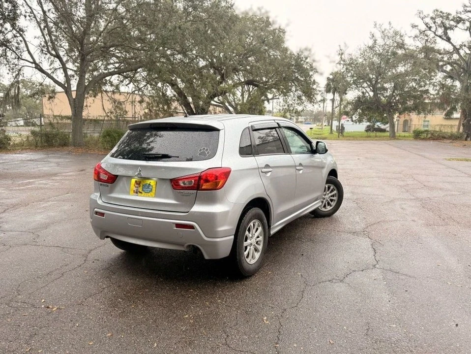 2011 Mitsubishi Outlander - Image 5 of 18