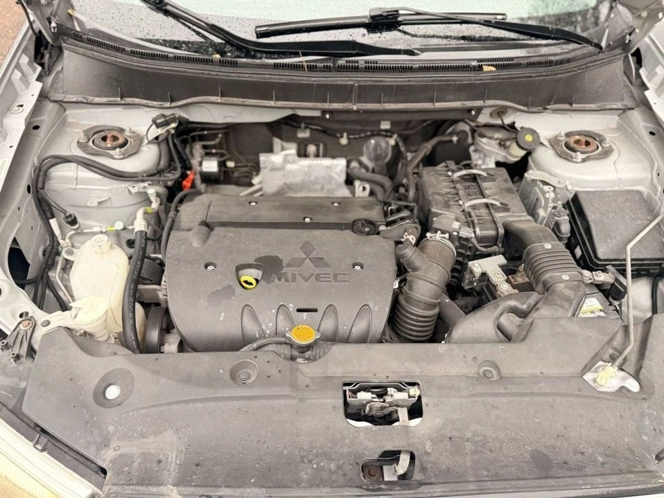 2011 Mitsubishi Outlander - Image 10 of 18