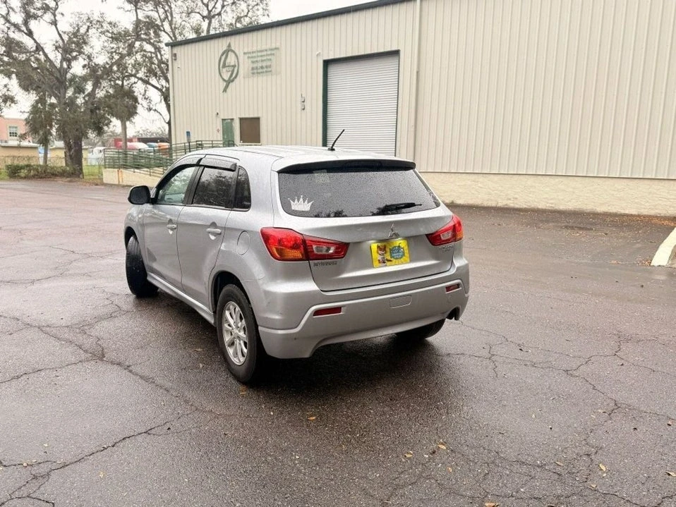 2011 Mitsubishi Outlander - Image 8 of 18
