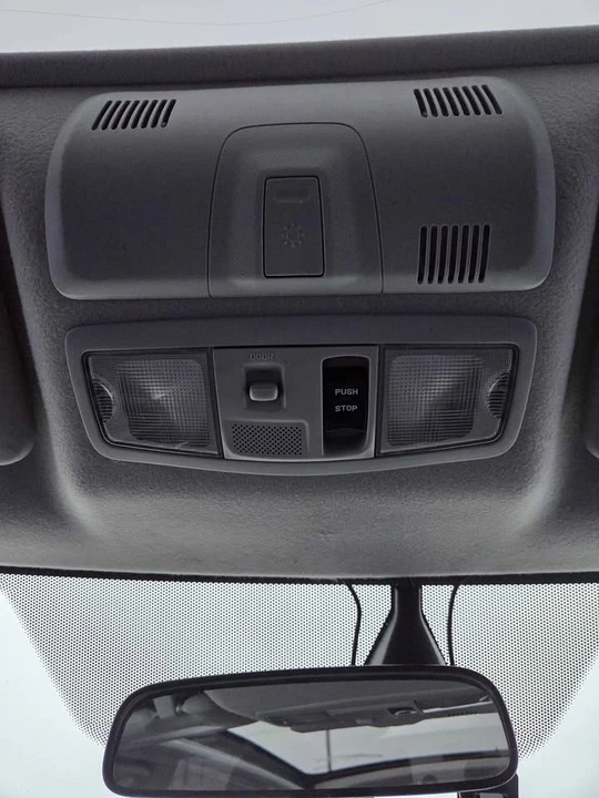 2011 Mitsubishi Outlander - Image 9 of 13